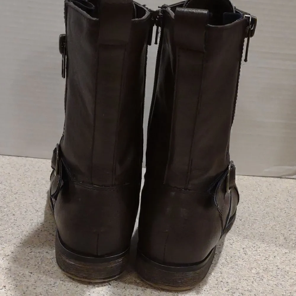 👍  Brown Boots Size 9.      A5